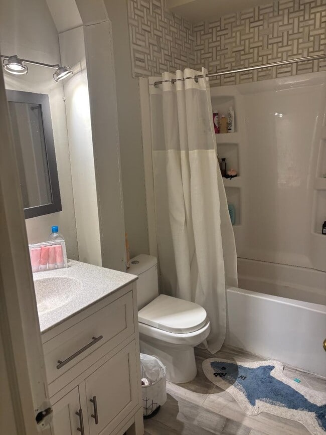 Photo - 111 E 6th St