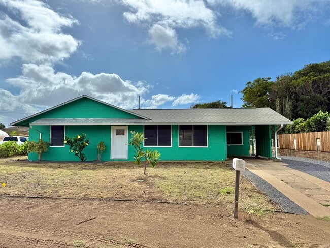 Building Photo - 4 Bedroom / 1.5 Bathroom Home on a Large L...