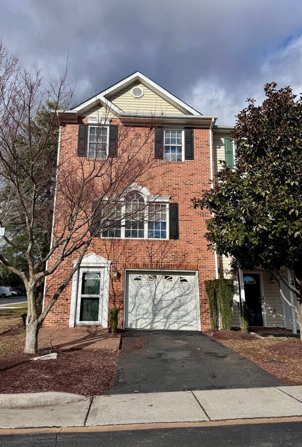 End Unit Townhome for Rent in Taylor Springs - End Unit Townhome for Rent in Taylor Springs