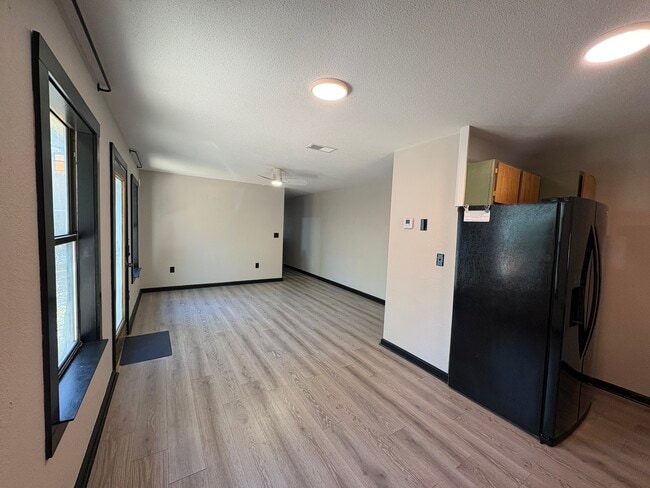 Cocina mirando hacia la sala de estar - 613 E Williams Ave