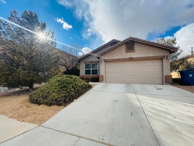 Building Photo - 4 bed 2 bath home in Huning Ranch.