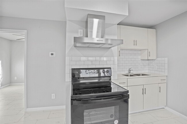 Building Photo - 1803 Oak St Unit 11 Rental