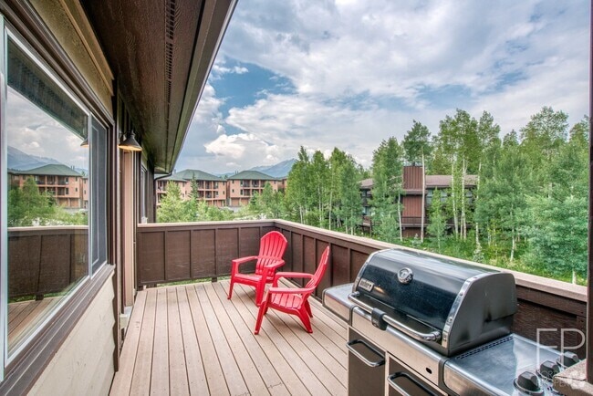 Building Photo - Top Floor and Updated Home with Great View...