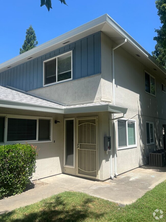 Building Photo - UPDATED 2 BEDROOM CONDO!!