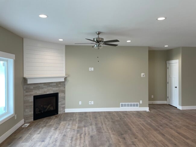 Photo - 775 Silvermaple Dr