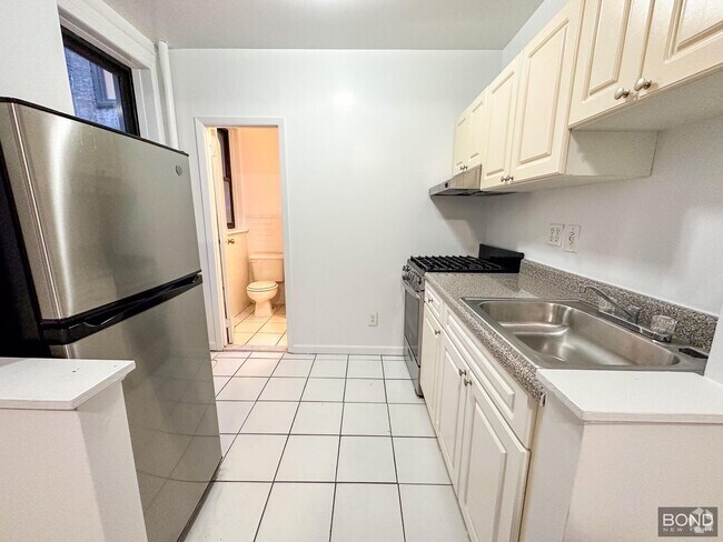 Building Photo - 1427 York Ave Unit 5B Rental