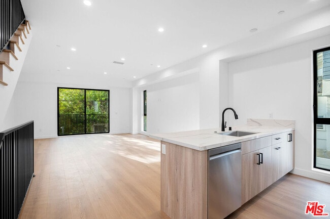 Photo - 1651 Selby Ave