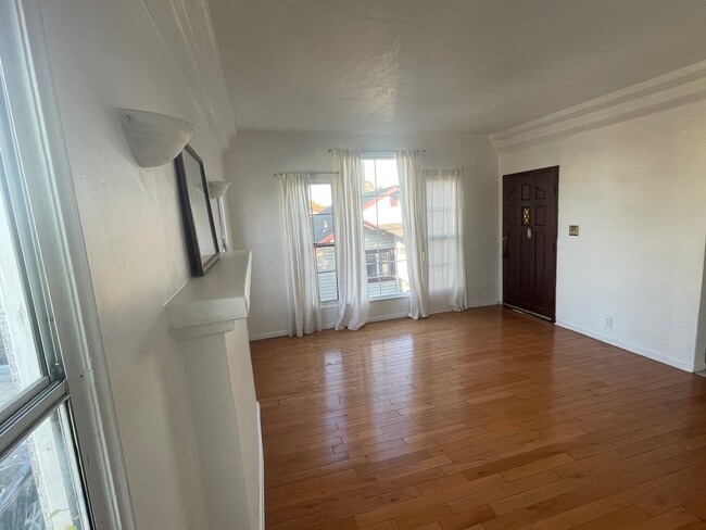 Living room with front door - 2817 S Sycamore Ave Apartment Unit 2817 S Sycamore Ave