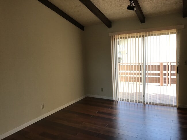 Photo - SPACIOUS Upper 2 bedroom unit, Bellflower ... Unidad 00010215