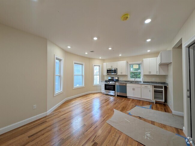 Building Photo - 22 Holyoke Rd Unit 2 Rental