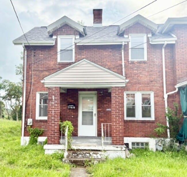 Building Photo - 877 Vankirk St