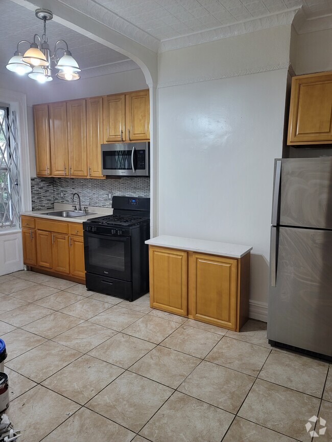 Building Photo - 198 Weirfield St Unit 2nd floor Rental