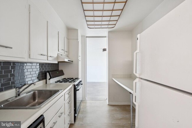 Photo - 604 S Washington Square Unidad 1505