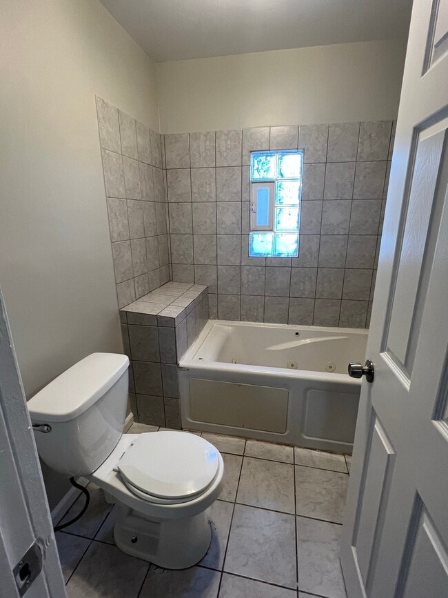 Photo - 918 Logan St SE