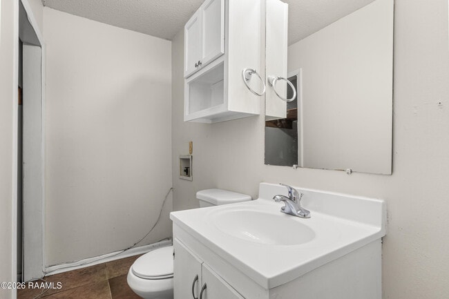 Photo - 115 Woodworth Ln
