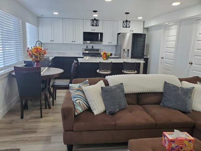 Building Photo - 704 N Bennedict Dr Unit 2 bedrooms, 2.5 bathrooms