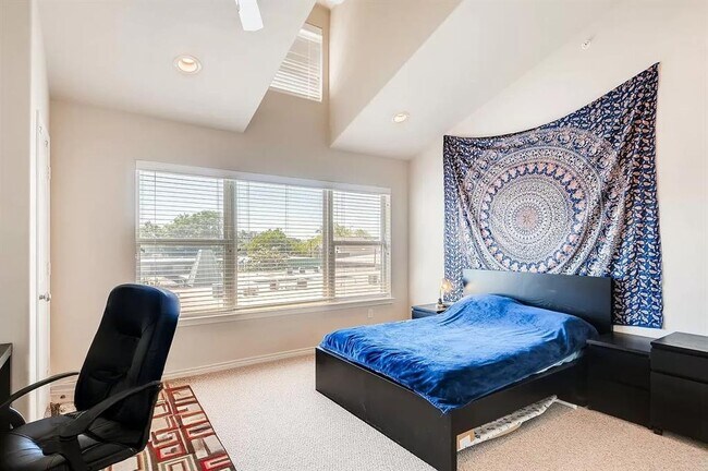 Photo - 305 E 31st St Unit 7