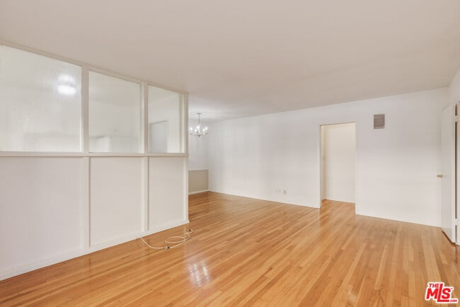 Photo - 1058 S Wooster St Unidad 1