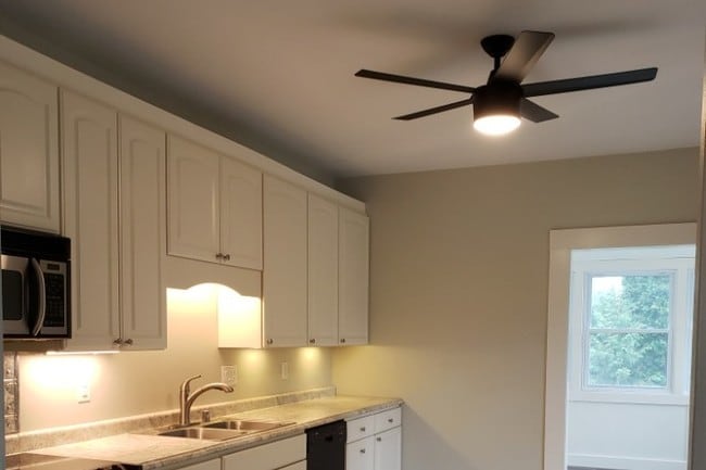 Kitchen - 454 W Wisconsin Ave Unit 2