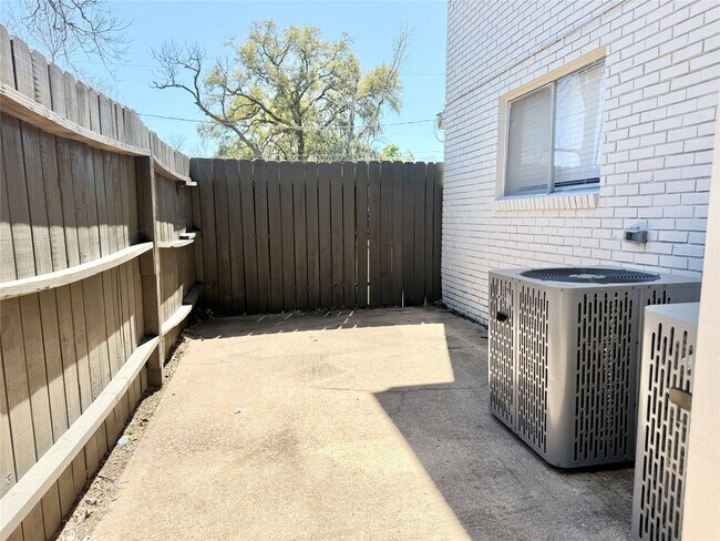 Photo - 500 Willow Dr Unit B7