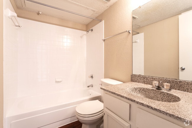 2BR,2BA - 902SF B4 - BATHROOM