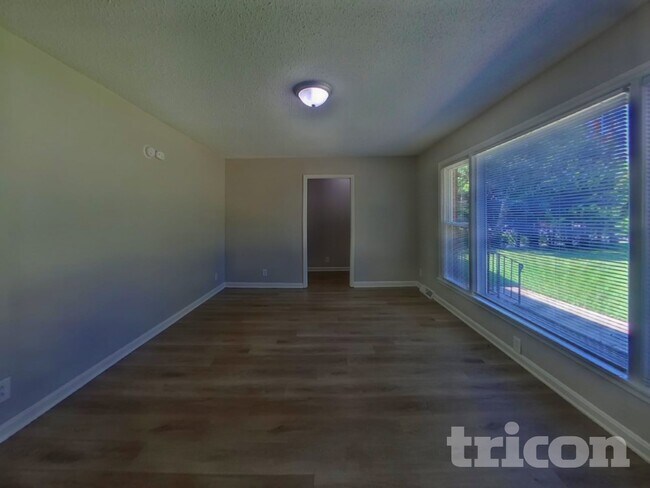 Photo - 839 Lundy Ln