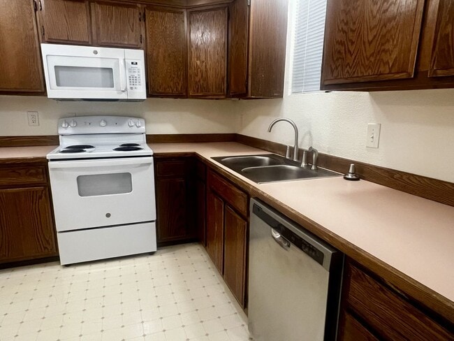 Photo - Privacy without the yard work - 3 Bedroom South Seattle Townhouse