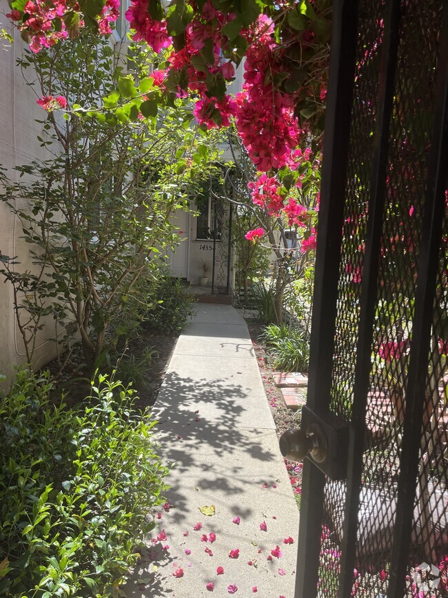 Building Photo - 14354 Chandler Blvd Unit 2 Rental