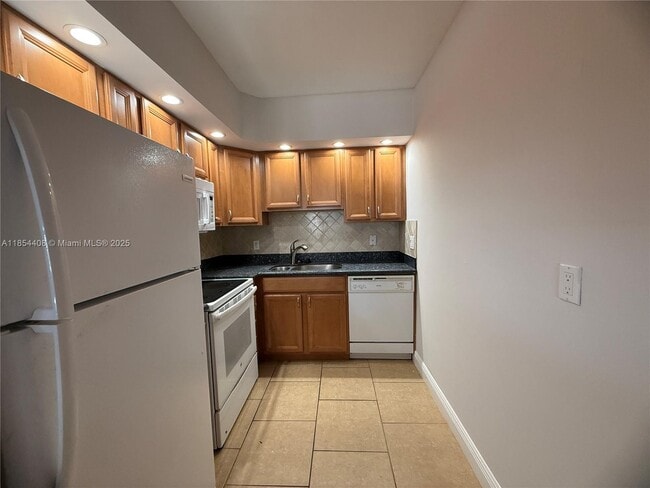 Building Photo - 2424 SE 17th St Unit 314B Rental