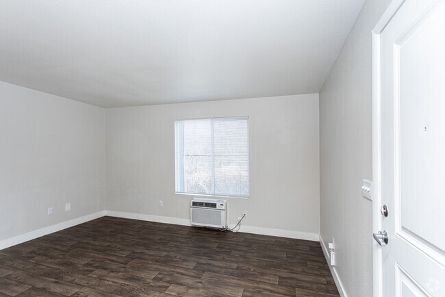 1BR, 1BA - 600SF - Living Room