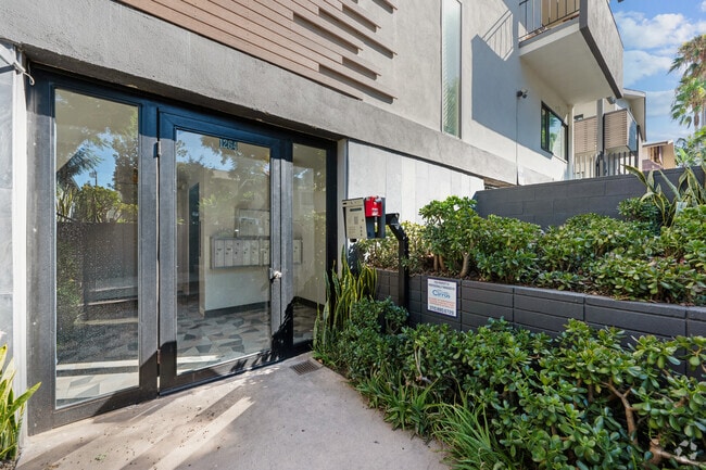 Entrada - 1264 N Sweetzer