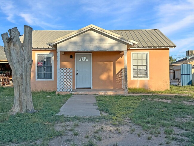 Building Photo - 606 N 1st St