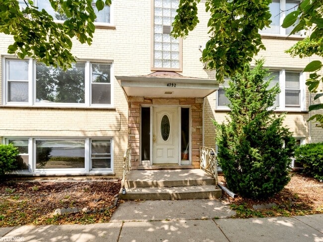 Building Photo - 4752 N Menard Ave Unit 3S Rental