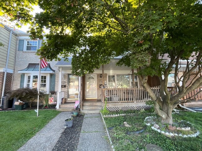 Building Photo - Beautifully updated 3-bedroom, 1.5-bath to...