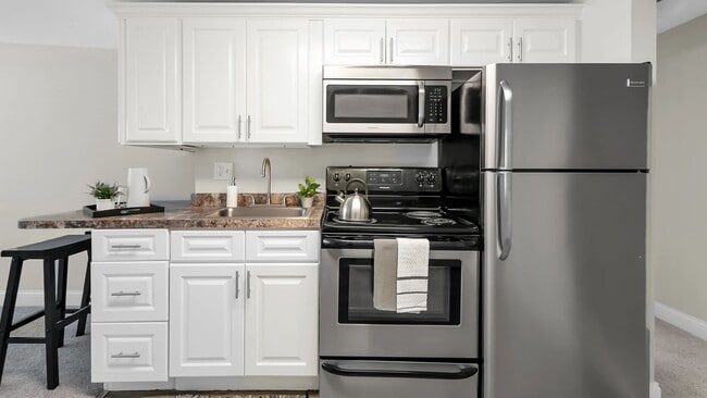 Saboree la excelencia de nuestras cocinas renovadas, que cuentan con un nuevo paquete de electrodomésticos de acero inoxidable que incluye una estufa, un horno de microondas, un refrigerador y un lavaplatos, además de modernos y abundantes gabinetes para guardar sus pertenencias. - Country Manor