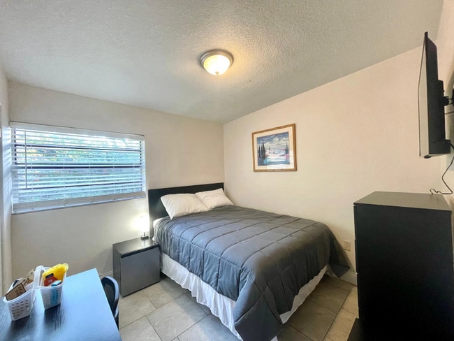 Photo - 702 Malcom Rd