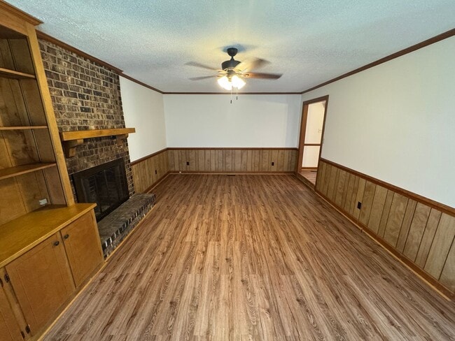Photo - Spacious Rooms, Deck and Detached Garage /...