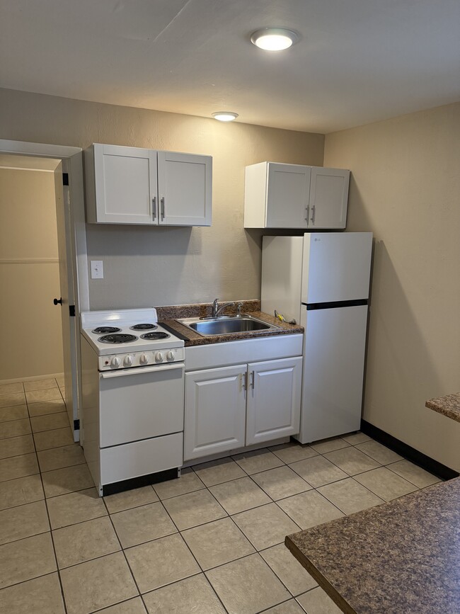Photo - 320 N Race St Unidad Efficiency