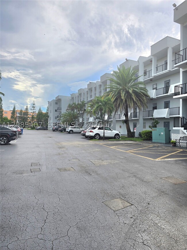 Building Photo - 108 Sunrise Lakes Blvd Unit 108