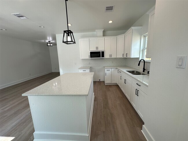 Photo - 243 Broadhurst Dr