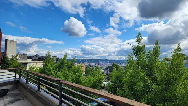 Corner Townhouse in Downtown Tacoma with A... - Corner Townhouse in Downtown Tacoma with A...