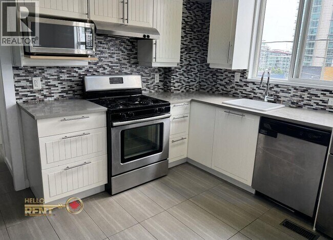 130 Lonsdale Ave Unit 101