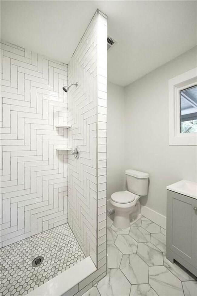 Photo - High Class -  Hyde Park Hacienda - Huge 1 Bedroom - New Finish Out - Pet Friendly - Huge Yard - E...