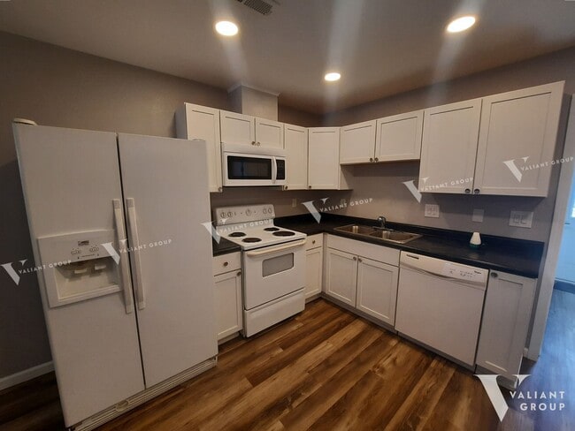 Photo - 2 Bedroom House for Rent | Easy Access to Kansas & Chestnut Expwy