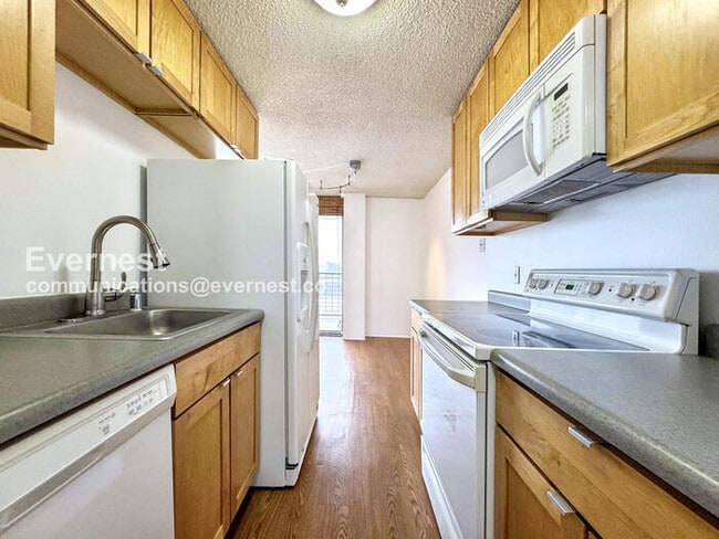 Building Photo - 2225 Buchtel Blvd S Unit APT 610