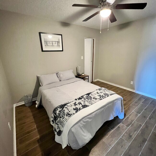 Photo - 1060 W Saint Alban Ave