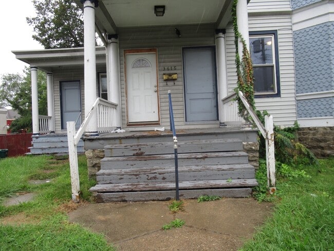 Building Photo - CENTRALLY LOCATED 6 BEDROOM 2 BATH OVER 2200 SQ FT!