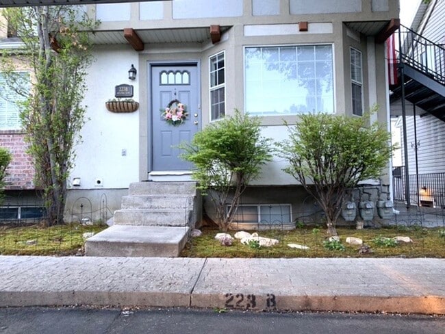 Building Photo - Pet Friendly Townhome in Provo
