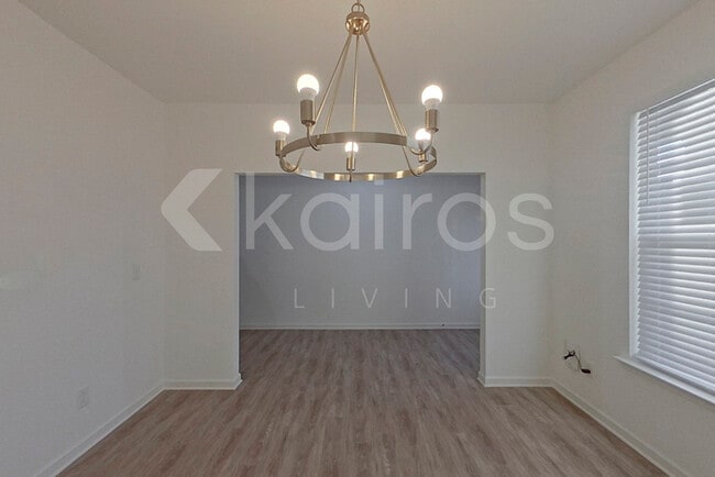 Photo - 118 English Oak Ln