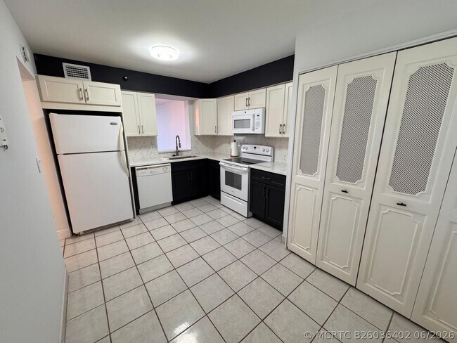 Building Photo - 4570 NW 18th Ave Unit 605